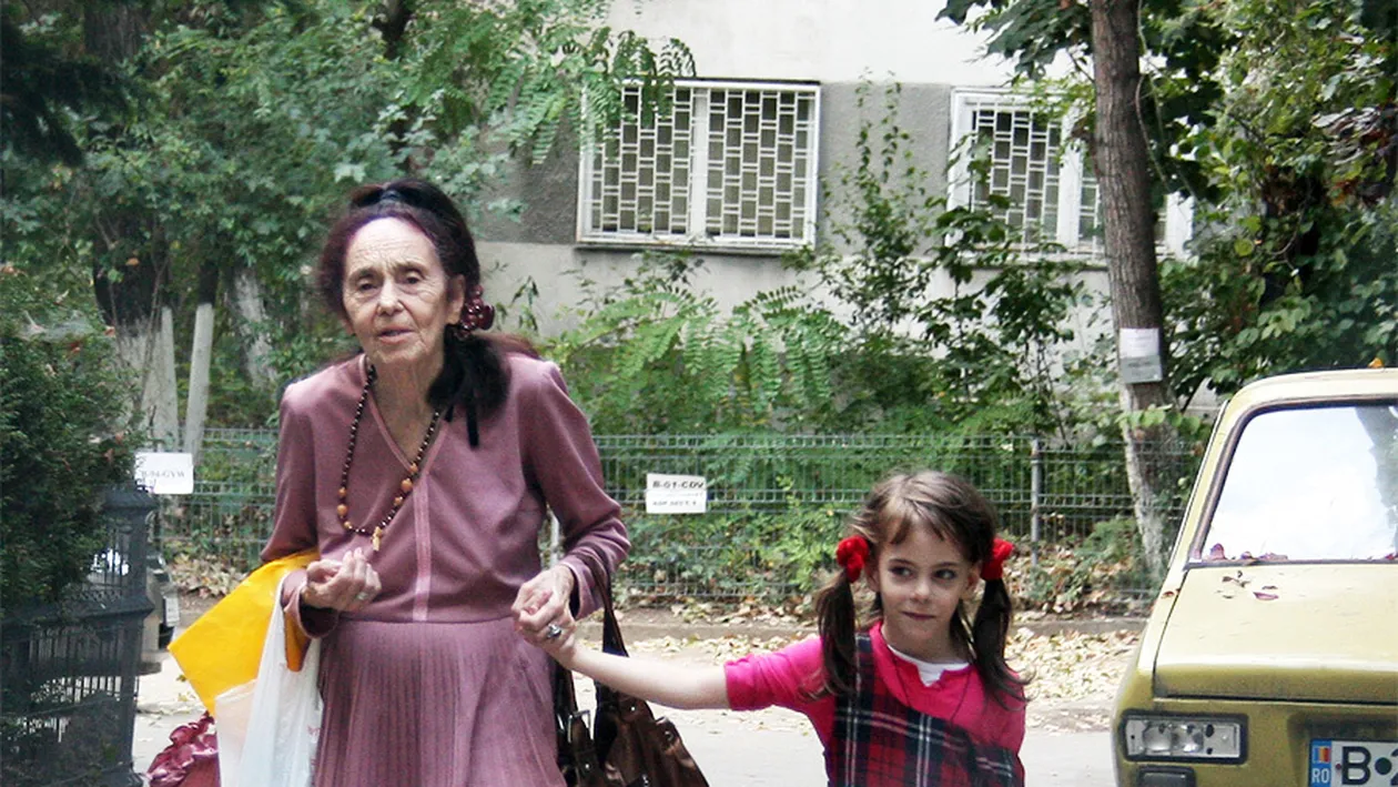 Adriana Iliescu şi-a scăpat fiica de sub control! Uite ce mesaje postează pe Facebook şi cum plănuieşte să chiulească de la şcoală