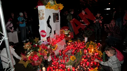 FOTO Fanii lui Michael Jackson i-au aprins lumanari si au depus flori la mormantul  acestuia din Herastrau!
