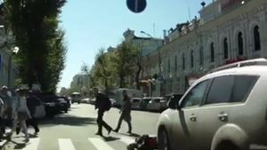 VIDEO ŞOCANT O glumă care s-a sfârşit tragic! S-a lungit pe trecerea de pietoni şi o maşina a trecut cu roţile peste gâtul lui
