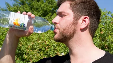 Afecțiunea rară de care suferă un tânăr! Trebuie să bea 20 de litri de apă pe zi ca să nu moară