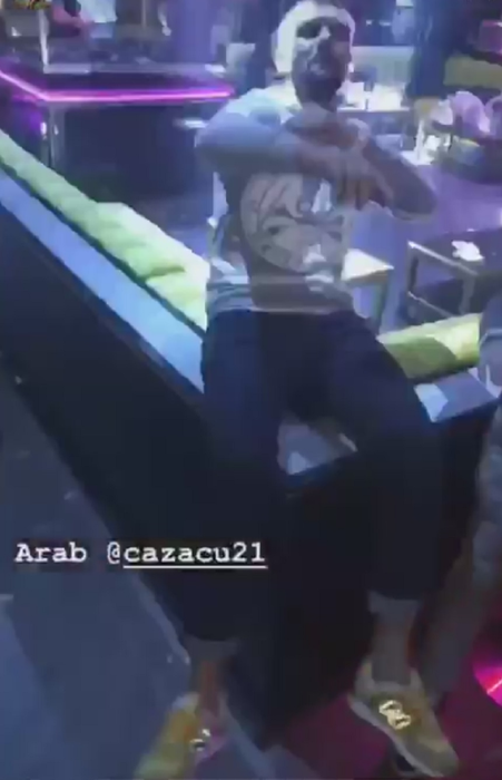Cătălin Cazacu a încercat să o impresioneze pe sexy-brunetă cu talentul său de dansator