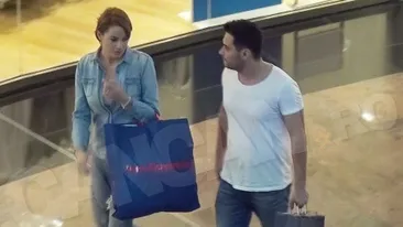 Cu ea a înlocuit-o pe DJ-iţa cu sânii goi! Primele imagini cu ”Prostul satului” din Las Fiebinţi şi isteţica lui!