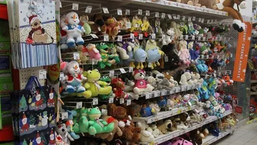 Imaginea care smulge râuri de lacrimi. Ce i-a răspuns un bărbat vânzătorului din magazin, atunci când a fost întrebat de ce a cumpărat mai multe jucării