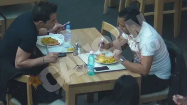 Va pupa Jean pe toti! Manelistul, vanat de fani prin mall pentru poze!