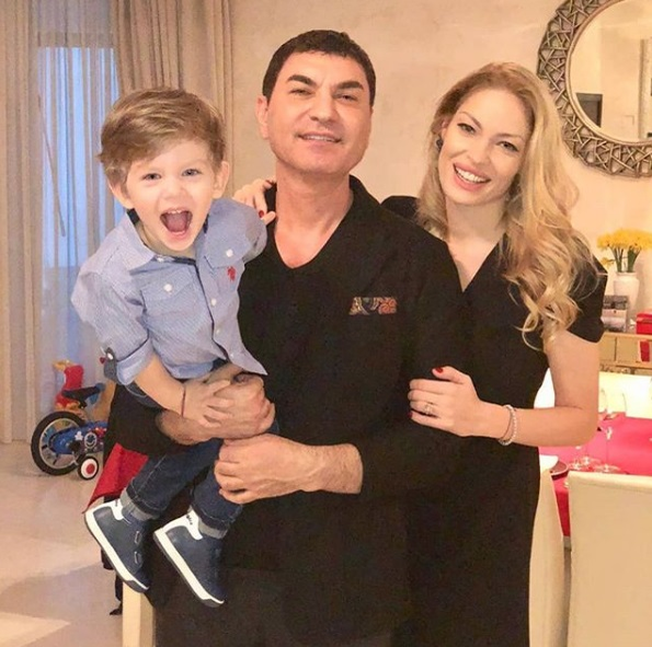 Cristi Borcea, surprins la plimbare cu fiul cel mic printr-un parc din București. Detaliul care a atras atenția celor care au trecut pe lângă ei