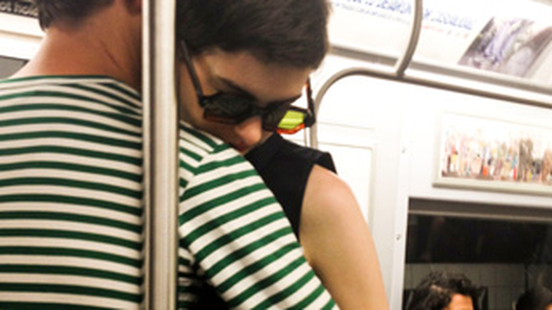 Anne Hathaway s-a giugiulit cu iubitul la metrou