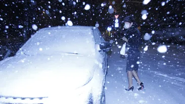 Geanina Varga a infruntat nametii cu tocuri de 12cm! Vezi ce show a facut stirista in strada, marti seara, pe un viscol cumplit!