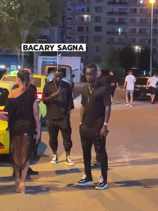 Bacary Sagna verifică telefonul (Foto: CANCAN.RO)