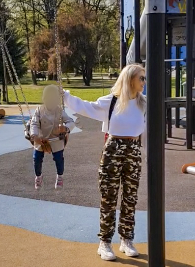 Andreea Bălan își dă fetița în leagăn