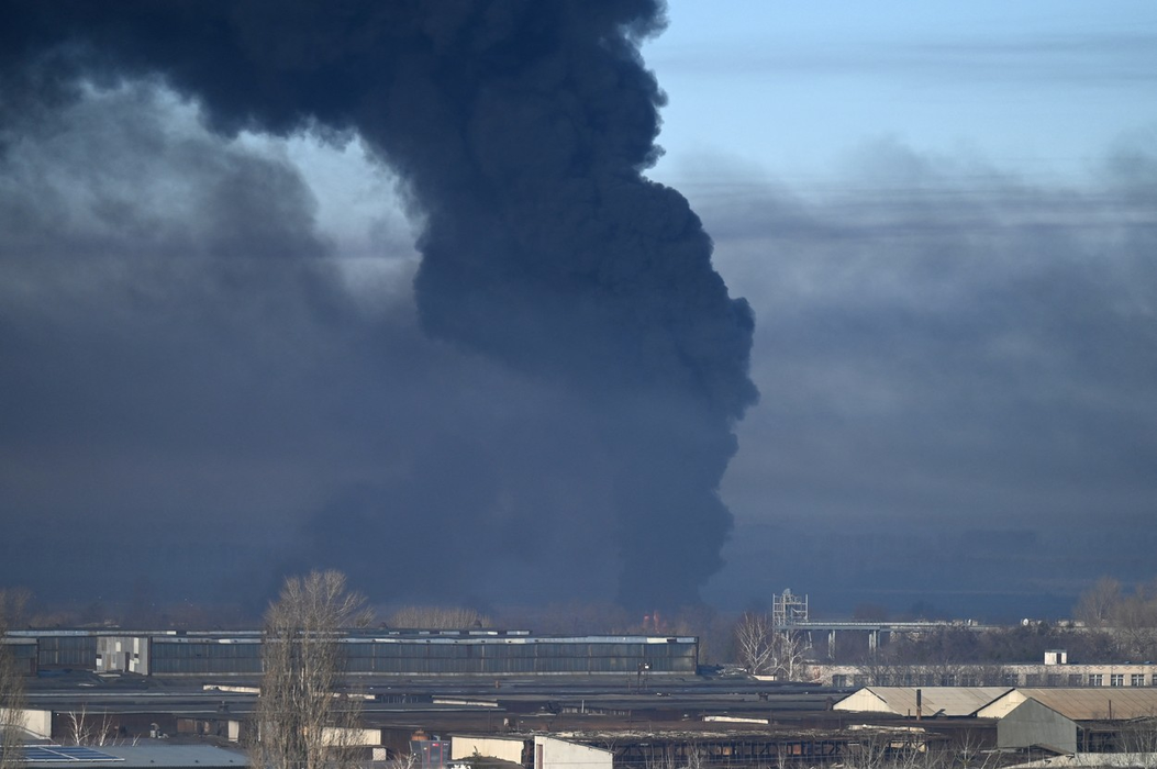 Fum pe aeroportul militar din Chuguyev, lângă Harkiv, pe 24 februarie 2022. (Sursa foto: profimedia.ro)