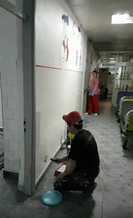 Brancardierii, medicii și asistentele au lucrat la renovare cot la cot cu muncitorii