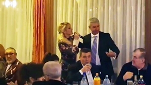 Deşi presa vuia că ex-patronul OTV a fost executat de ANAF şi bănci... Avem filmări exclusive cu super prosperul Dan Diaconescu. ”Domnul Dan” conduce zilnic un Mercedes ţiplă de 100.000 €! 