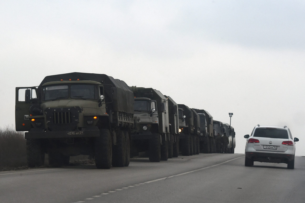 Camioane și autobuze militare rusești îndreptându-se din  regiunea Rostov din sudul Rusiei, spre autoproclamata Republică Populară Donețk, (Sursa foto: profimedia.ro)