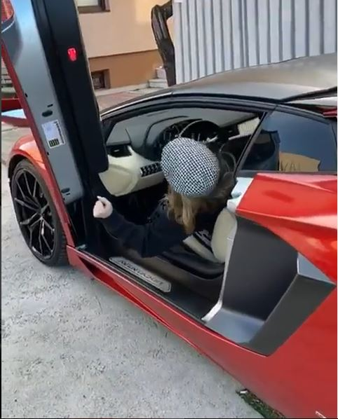 Loredana Groza, dans lasciv în Lamborghini-ul lui Adi Minune. Manelistul i-a dat bolidul pentru o tură prin București | FOTO & VIDEO