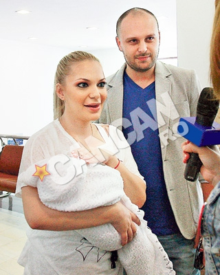 BUCURIE. Andreea Antonescu si tatal copilului, Traian Spak, se mandresc cu fetita lor