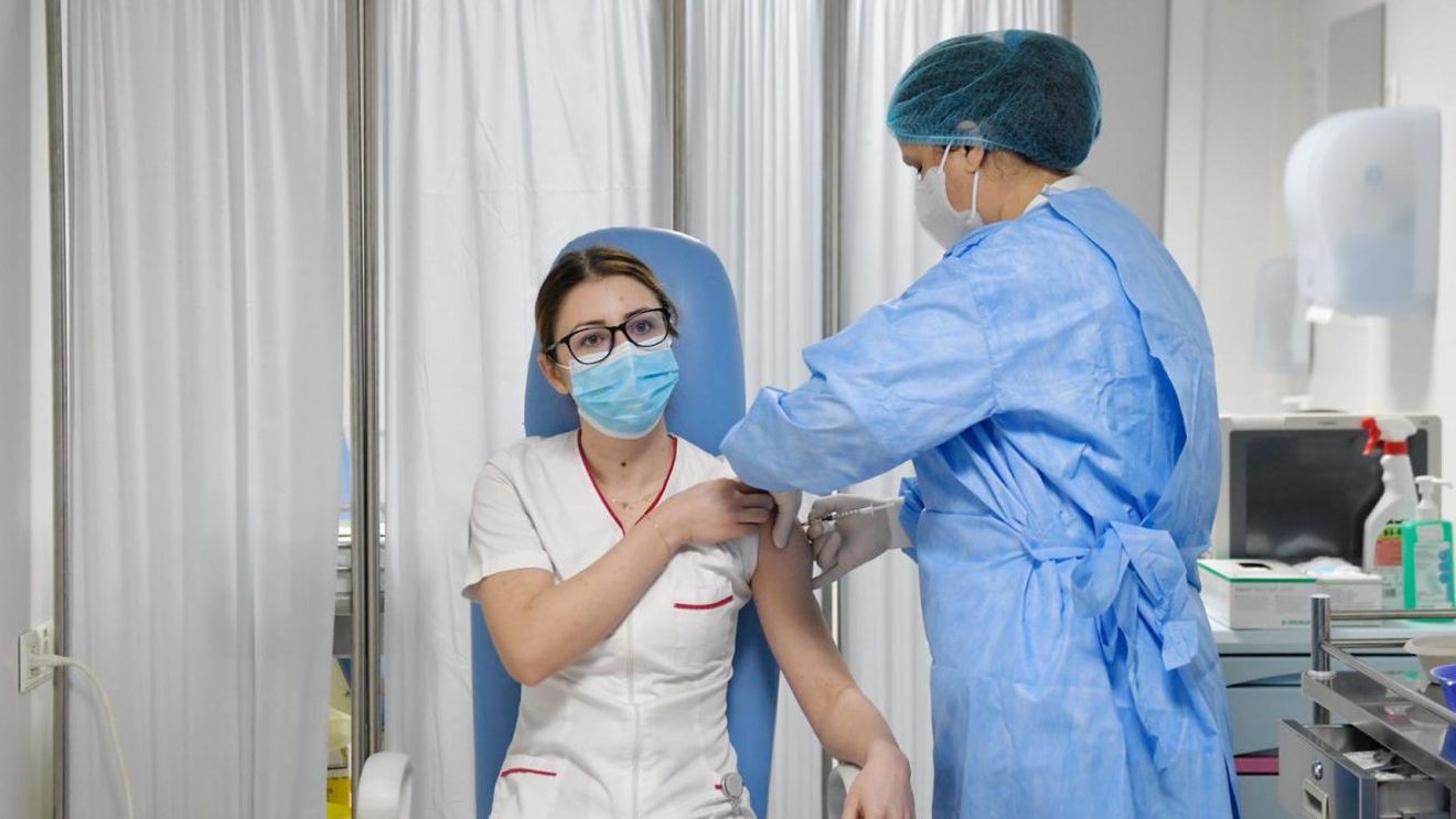 Declarațiile asistentei căreia i s-a administrat primul vaccin anti-covid din România: „Este cel mai nedureros pe care l-am făcut vreodată”