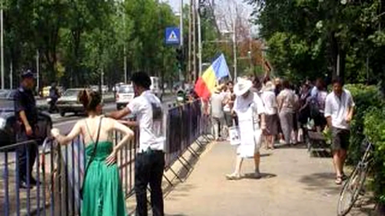 Protest cu sicriu, coliva si lumanari al sindicalistilor RomaniaFilm, in fata Ministerului Culturii. La Guvern manifestanti s-au legat cu lanturi de gard