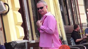Adevaratul Mr. Pink a baut bere si s-a dat in spectacol prin Centrul Vechi, imbracat in balerina!