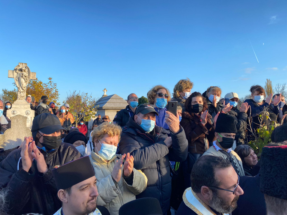 Primele imagini de la înmormântarea lui Petrică Mâțu Stoian. Flori, lacrimi, muzică și aplauze pentru regretatul interpret