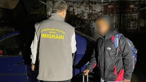 Polițiștii au văzut un bărbat dubios, plimbându-se noaptea prin Botoșani. Când l-au legitimat, nu le-a venit să creadă. Ce scria în dreptul rubricii "Naționalitate"