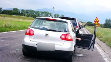 Doi tineri din București și-au aruncat gunoiul pe geamul mașinii, apoi au fost atenționați de alți șoferi! Cum a degenerat situația: „Poate ți-l arunc ție în cap!”