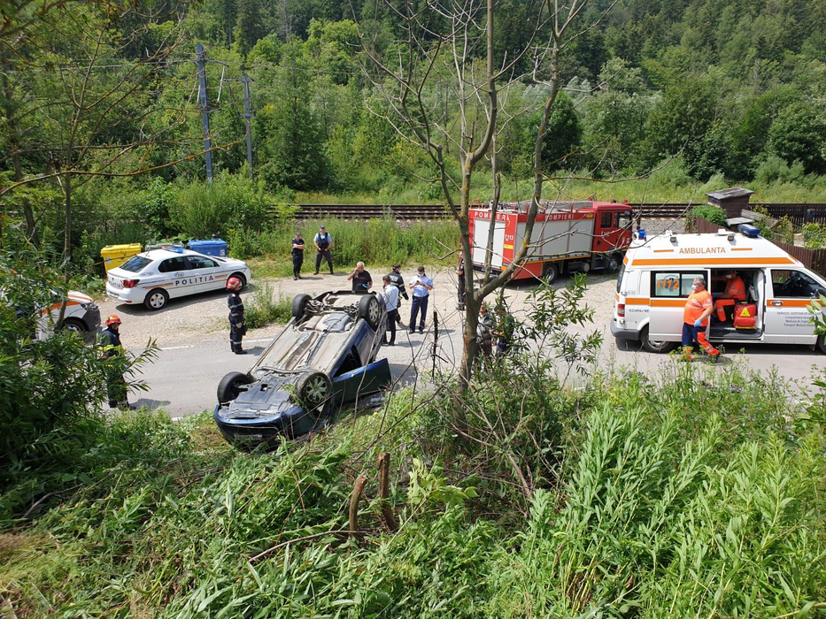 Vacanță încheiată la spital! 4 adolescenți au fost răniți, după ce mașina în care se aflau s-a răsturnat