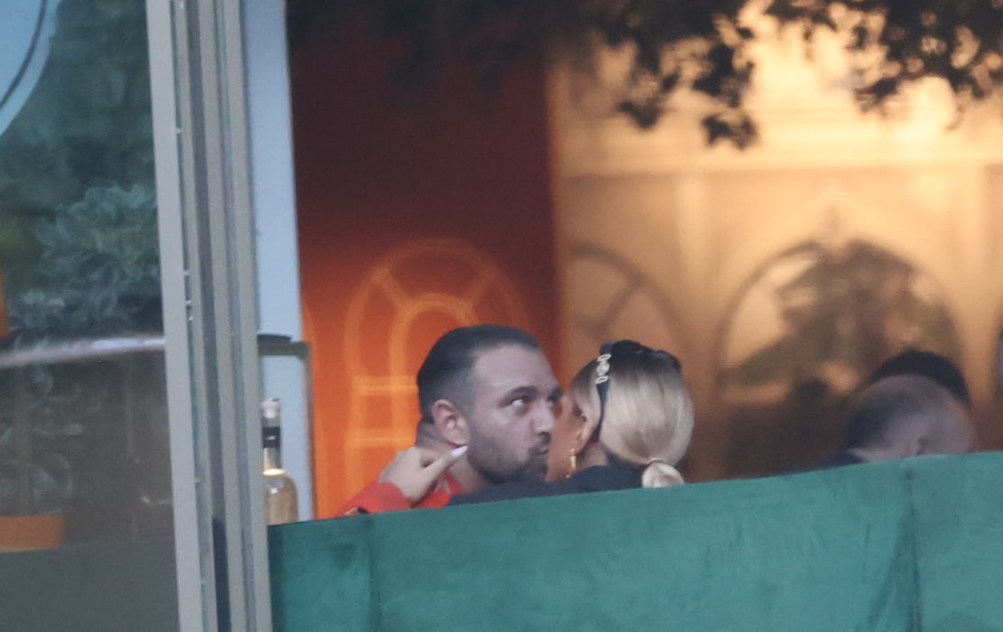 Ema Uta îl sărută pe Alex Bodi, la masă (Foto: CANCAN.RO)
