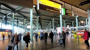 Un român a creat panică pe aeroportul din Amsterdam. A amenințat mai mulți oameni cu cuțitul, iar poliția...