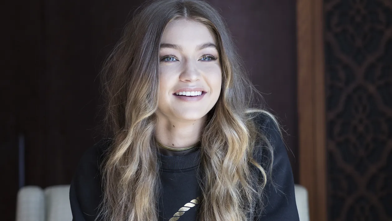 Apariţie controversată a celebrei GIGI HADID. A purtat văl când a pozat pentru coperta unei reviste din Arabia 