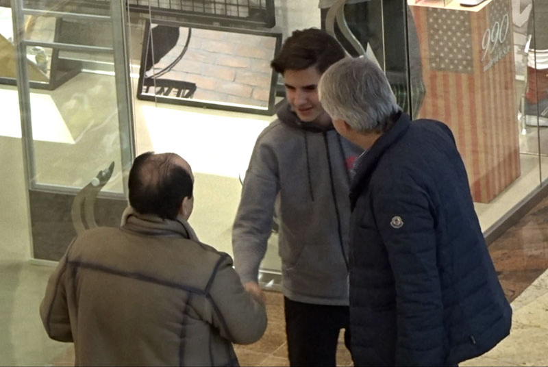 Nicolae Cristescu se salută cu fiul lui Eugen Teodorovici