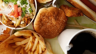 Ungurii au adoptat taxa pe fast food!