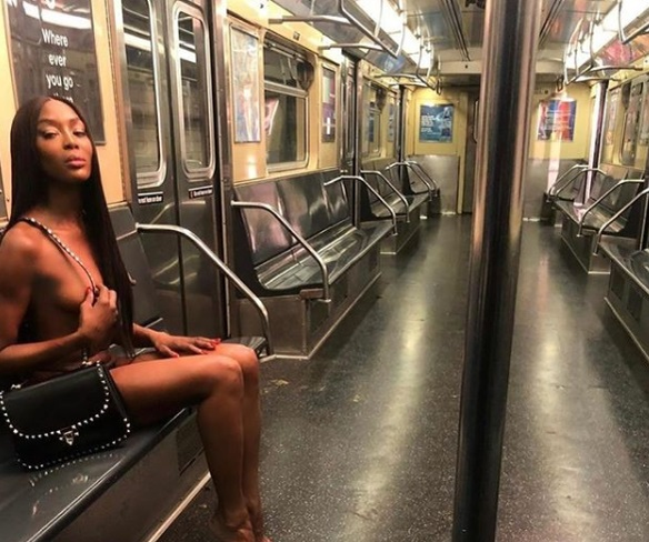Naomi Campbell, pictorial incendiar la 50 de ani. A apărut goală-pușcă la metrou și i-a lăsat pe toți fără replică