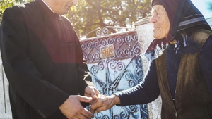 O bătrânică de 75 de ani a intrat în biserică şi a cerut o Biblie! Părintele Leonida a întrebat-o: “Ştii să citeşti, măicuţă? – Nu, a răspuns bătrâna. – Ce faci atunci cu ea?“. Îţi vor da lacrimile când vei vedea ce răspuns i-a dat