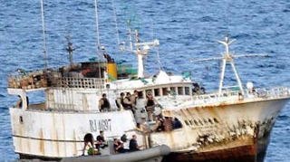 Marinar roman, impuscat pe o nava capturata de piratii somalezi