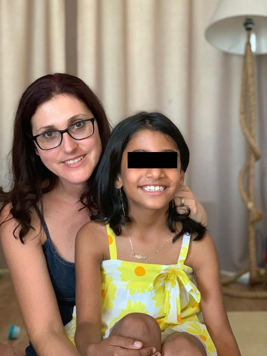 Sorina, alături de mama adoptivă, Ramona Săcărin