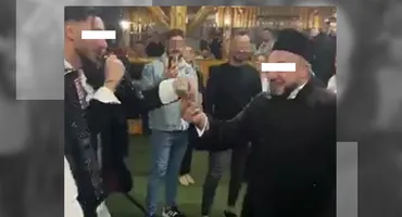 Popa a dat cu bani în lăutari ca mafioții! A făcut show pe ringul de dans la restaurant, în straie bisericești!