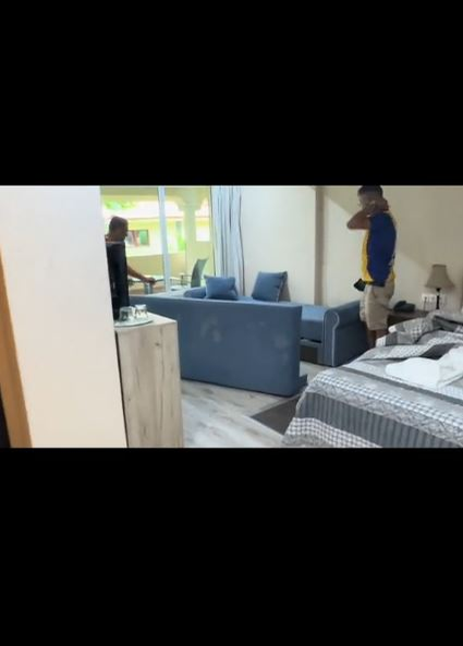 Turiștii s-au „luptat” cu un șobolan în camera de hotel / captură video