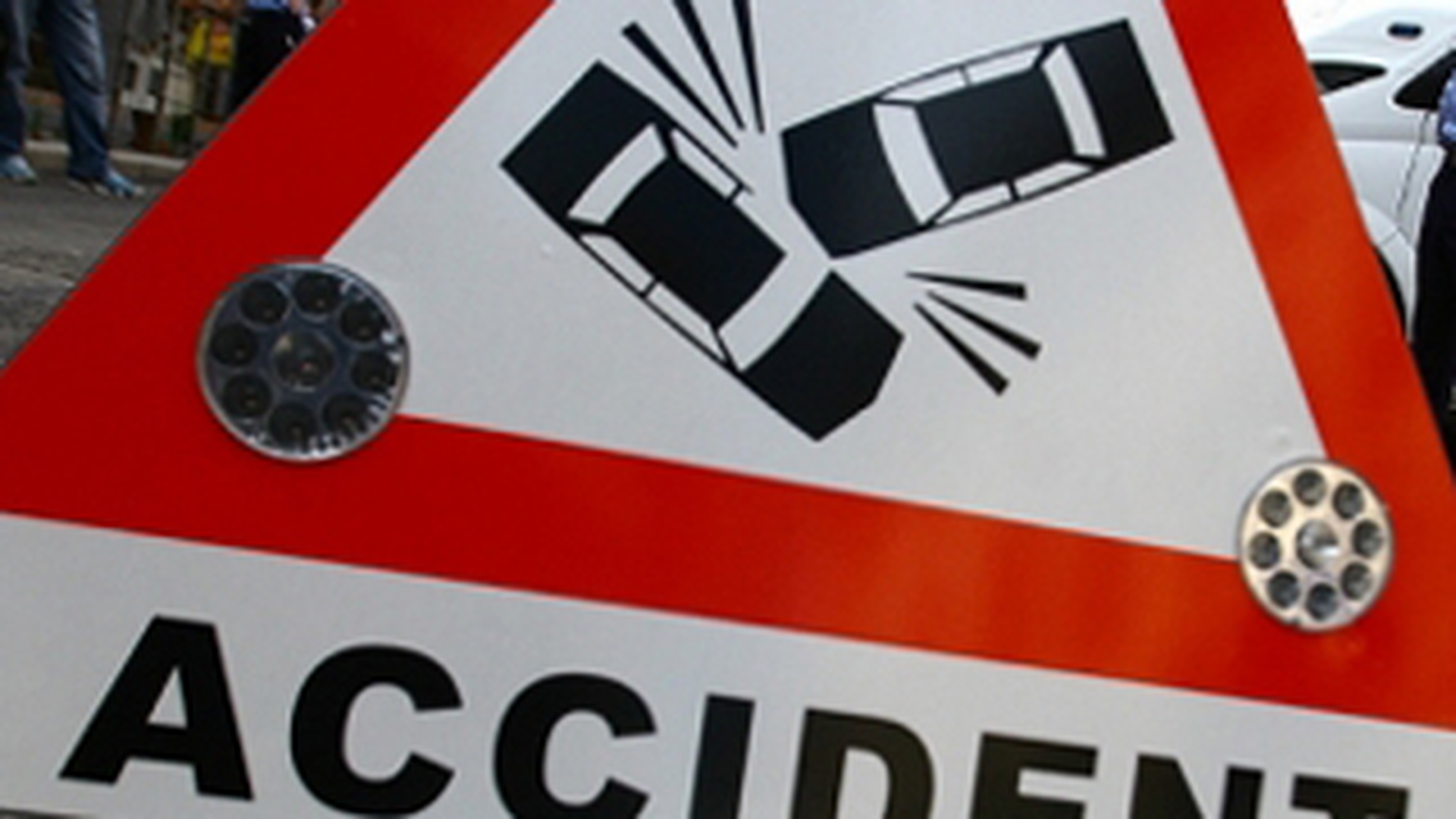 Un tanar de 19 ani a intrat cu masina intr-o conducta de gaze si a daramat portile unei case
