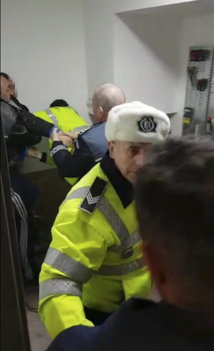 Momentul intervenției nocturne a oamenilor legii