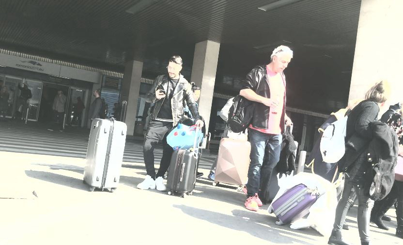 Jorge a ieșit din aerogară și se îndreaptă spre mașină
