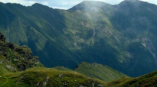 Turist in stare grava, gasit intr-un canton parasit la 2.100 de metri altitudine, in Bucegi