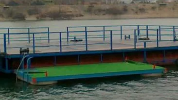 Trei copii au ramas blocati pe un ponton care s-a desprins de la malul unui lac din Arad