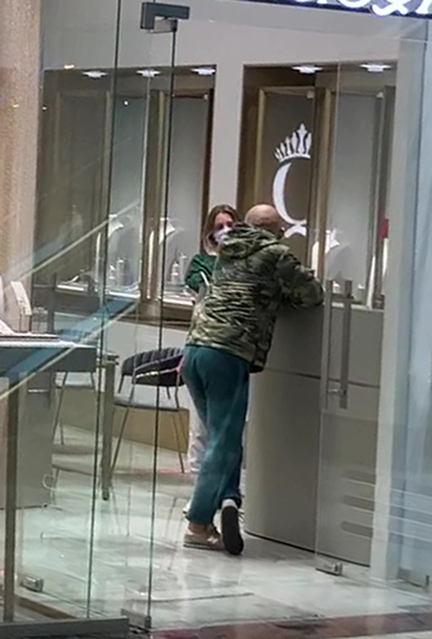 Alexandra Stan, la shopping cu "bodyguardul" după ce ar fi primit amenințări