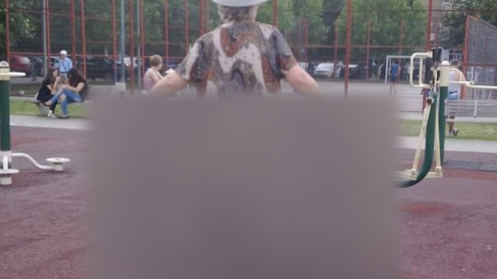 Nu o sa iti vina sa crezi cum a facut sport aceasta batranica! A atras toate privirile din parc!