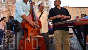 Imaginea care iti va schimba parerea despre Cabral! Uite cum canta la contrabas pe strazile din Roma pentru a 'castiga' un ban!