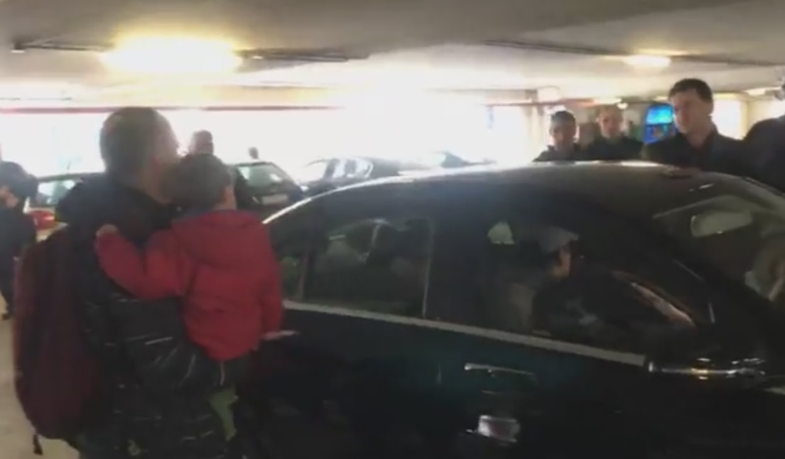 Gest sfâşietor făcut de Simona Halep pe aeroport! Extenuată şi dezamăgită după înfrângerea de la Australian Open, tenismena a clacat şi a făcut praf visul unui copil