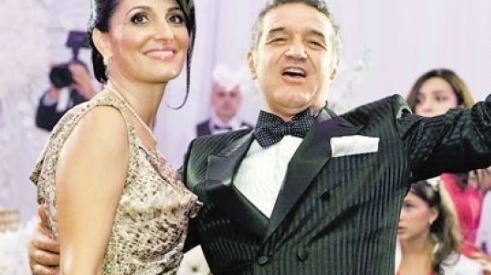 Rar îl vezi aşa! Prima imagine cu GIGI BECALI cu un copilaş în braţe