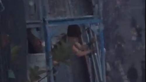VIDEO| Partidă de amor, în balcon, în timpul protestelor violente din Franța!
