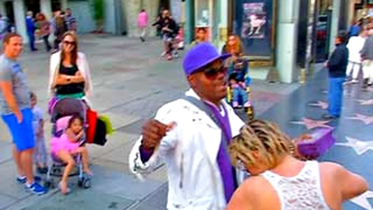 Anamaria Prodan are lautar in Los Angeles! A dansat desculta pe Walk of fame in timp de un afroamerican ii canta!