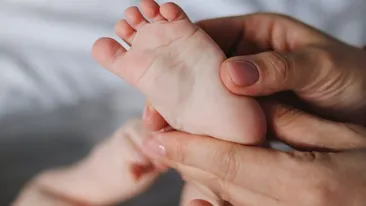 Specialiștii trag un semnal de alarmă! Părinții nu trebuie să sărute bebelușul pe buze